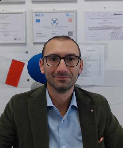 Alessandro Carenza in aula durante un corso